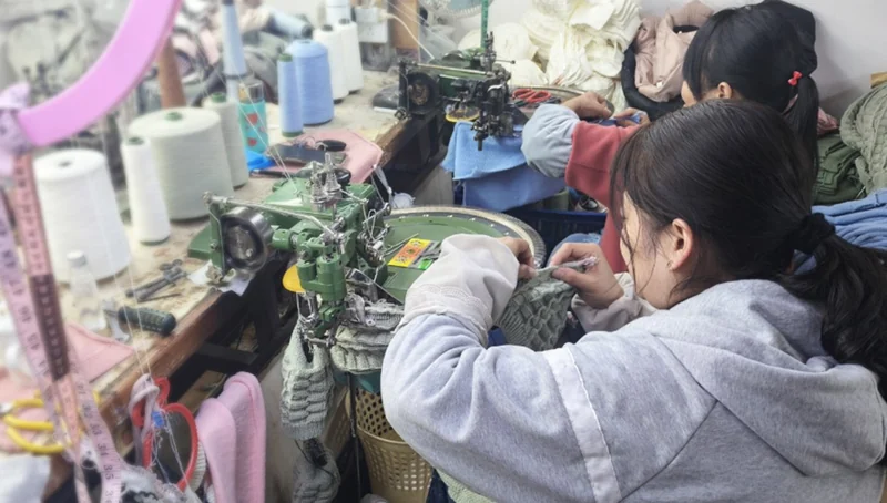 Baby knitwear and sourcing details from the Mimixiong reference collection